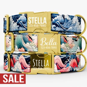 Puede incluir: Tres collares para perros con hebillas y anillos dorados. Los collares presentan un colorido estampado de olas en azul, rosa y coral. Cada hebilla está grabada con un nombre y un número de teléfono. La palabra "SALE" se muestra en un rectángulo rojo.