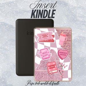 Puede incluir: Lector de libros electrónicos Kindle negro junto a una funda decorativa. La funda tiene un patrón de cuadros rosas y blancos con pegatinas que dicen "Enemies to Lovers Bookclub", "Mood Reader" y "Romance Reader". El texto "Insert KINDLE" está en la parte superior.