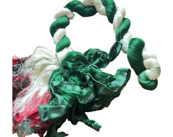 Thrum Seidenfasern. reine Seide mit angebrachtem gewebtem Sari-Seidenstoff. Spinnen, Sticken, Nähen. Smaragdgrün Weiß