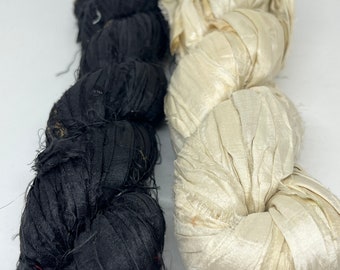 Sari-Seidenband. 2 x 5 METER Bündel. Elfenbein und Schwarz. Handgefertigt aus recycelten reinen Sari-Seidenabfällen.