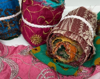 Seidenrolle, verzierte Seiden-Sari-Stoffrollen, gestickte Details. 10 Meter.