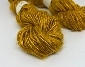 Fil banane, miel doré. 100 g d'écheveau. Laine à tricoter. Fil respectueux des végétaliens. Fil au crochet, fibre artistique, fils éthiques filés à la main.