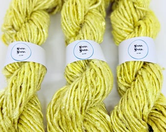 Bananengaren, boterglans. 30 meter. 100 g. Breigaren. Veganistisch vriendelijk garen. Haakgaren, vezelkunst, ethische handgesponnen garens.
