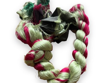 Thrum Seidenfasern. reine Seide mit angebrachtem gewebtem Sari-Seidenstoff. Spinnen, Sticken, Nähen. Helles salbeigrün, kirschrot und smaragd