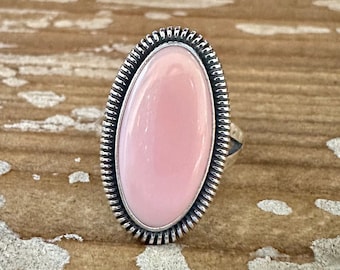 BEACH LOVE bague ovale en coquillage rose et argent sterling | Bijoux probablement fabriqués par les Navajos | Amérindien du sud-ouest | Tailles réglables
