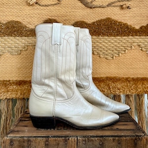 VINTAGE JUSTIN 1970s Leather Western Boots | 70s Pearl White Cowgirl Boots | Pointed Toe | Cuban Stacked Heel | Women&#39;s Size 7.5A