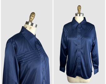 PIERRE FOSHEY chemise disco vintage des années 70 Deadstock bleu en jersey de polyester | Dead Stock des années 1970, haut chemisier ajusté neuf à l'ancienne | Grande
