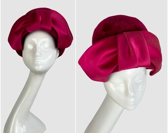 Chapeau vintage des années 60 SCHIAPRELLI SHOCKING ROSE | Cloche des années 60 en feutre et fourrure duveteuse avec grand noeud en satin | Designer des années 50, 50 et 20