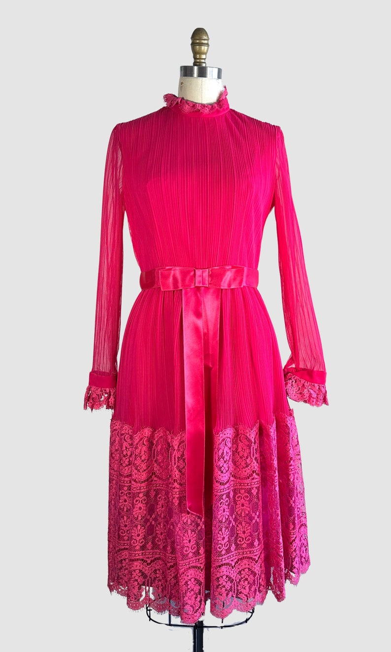 MISS ELLIETTE California, Vintage 60s Hot Pink Dress w/ Chantilly Lace & Bows, Dead Stock w/ Tags Mod 70s 1970s Barbie Pink Size Small image 2