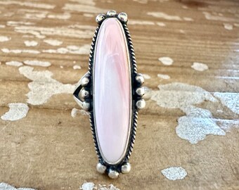 Grande bague ovale en coquillage rose et argent sterling OH SO LOVELY | Bijoux probablement fabriqués par les Navajos | Style autochtone du sud-ouest | Tailles réglables