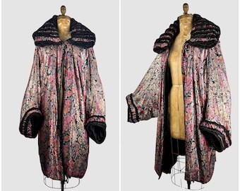 Manteau cocon d'opéra vintage des années 20 POPPY LOVE avec motif coquelicot | Brocart et velours métalliques lamés des années 1920 | Clapet Art déco Great Gatsby, Années 30 | Moyenne