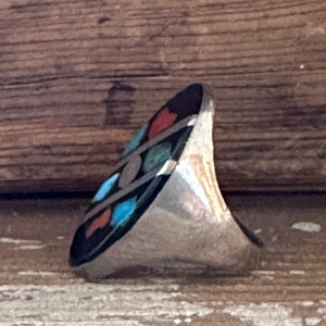 GRAPHIC SHAPES Vintage 70er Silber Multi-Stone Inlay Statement Ring 1970er Jahre Navajo oder Zuni Schmuck der amerikanischen Ureinwohner Größe 25 cm Bild 3