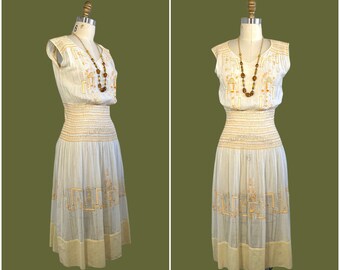 PLEASANT FOLK vintage années 20 Robe brodée paysanne hongroise | Taille smockée en coton des années 1920 | Gatsby Art Déco Antique Flapper | Petite taille