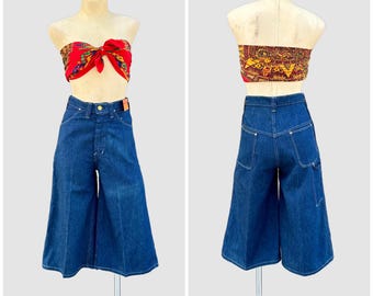 1970er Jahre JUNIOR DESTINY Denim Culottes Dead Stock Shorts | 70er Jahre Lange Cut Offs | Hergestellt in den USA | Jeansblau Baumwolle | Weiße Ziernaht | Größe S