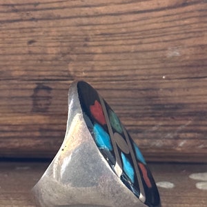 GRAPHIC SHAPES Vintage 70er Silber Multi-Stone Inlay Statement Ring 1970er Jahre Navajo oder Zuni Schmuck der amerikanischen Ureinwohner Größe 25 cm Bild 2