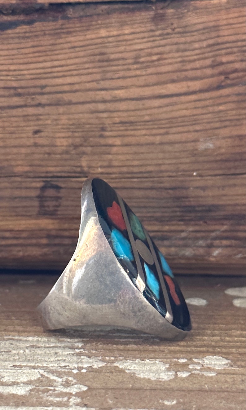 GRAPHIC SHAPES Vintage 70er Silber Multi-Stone Inlay Statement Ring 1970er Jahre Navajo oder Zuni Schmuck der amerikanischen Ureinwohner Größe 25 cm Bild 2