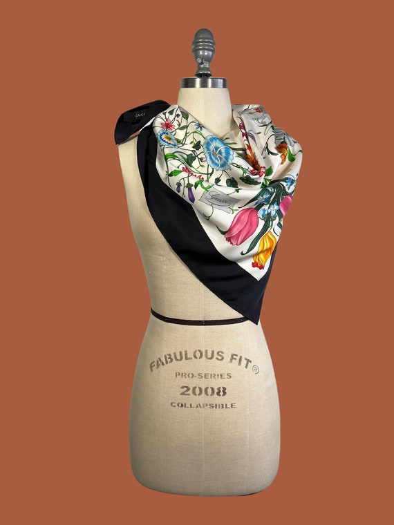 GUCCI FLORA Vintage Y2K Navy Blue Floral Silk Sca… - image 2