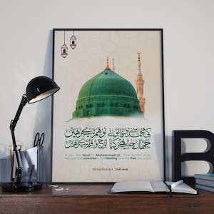 Könnte beinhalten: Gerahmter Kunstdruck mit einer grün-gewölbten Moschee und arabischer Kalligraphie. Der Druck enthält englischen Text: "If you are loyal to Muhammad, then We are yours. Not just the universe - the Destiny and the Pen are yours."