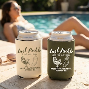 Op de afbeelding: Twee blikjeskoelers, één ivoor en één olijf, met de tekst "Last Pickle" en een afbeelding. De ivoorkleurige koeler leest "I will ever tickle" en de olijfkleurige koeler leest "She will ever tickle". Beide hebben "AMELIA'S BACHELORETTE BOSTON, MA" eronder gedrukt.