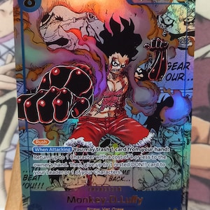 Może przedstawiać: Karta kolekcjonerska z żywą ilustracją postaci z anime. Karta przedstawia dynamiczną pozę z mocnymi kolorami i tekstem "Monkey D. Luffy". Karta ma poziom mocy 8000 i koszt 8.