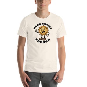 Here Comes the Sun – Retro Rubber Hose Cartoon Sun T-Shirt - Unisex t-shirt
