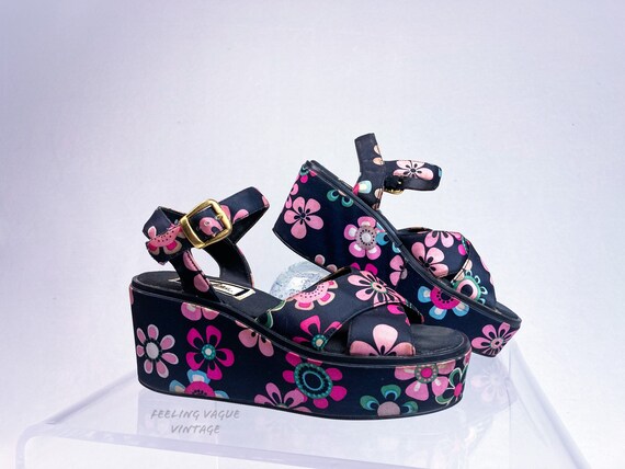 90's does 60's Pink Daisy Zodiac Platform Wedge St