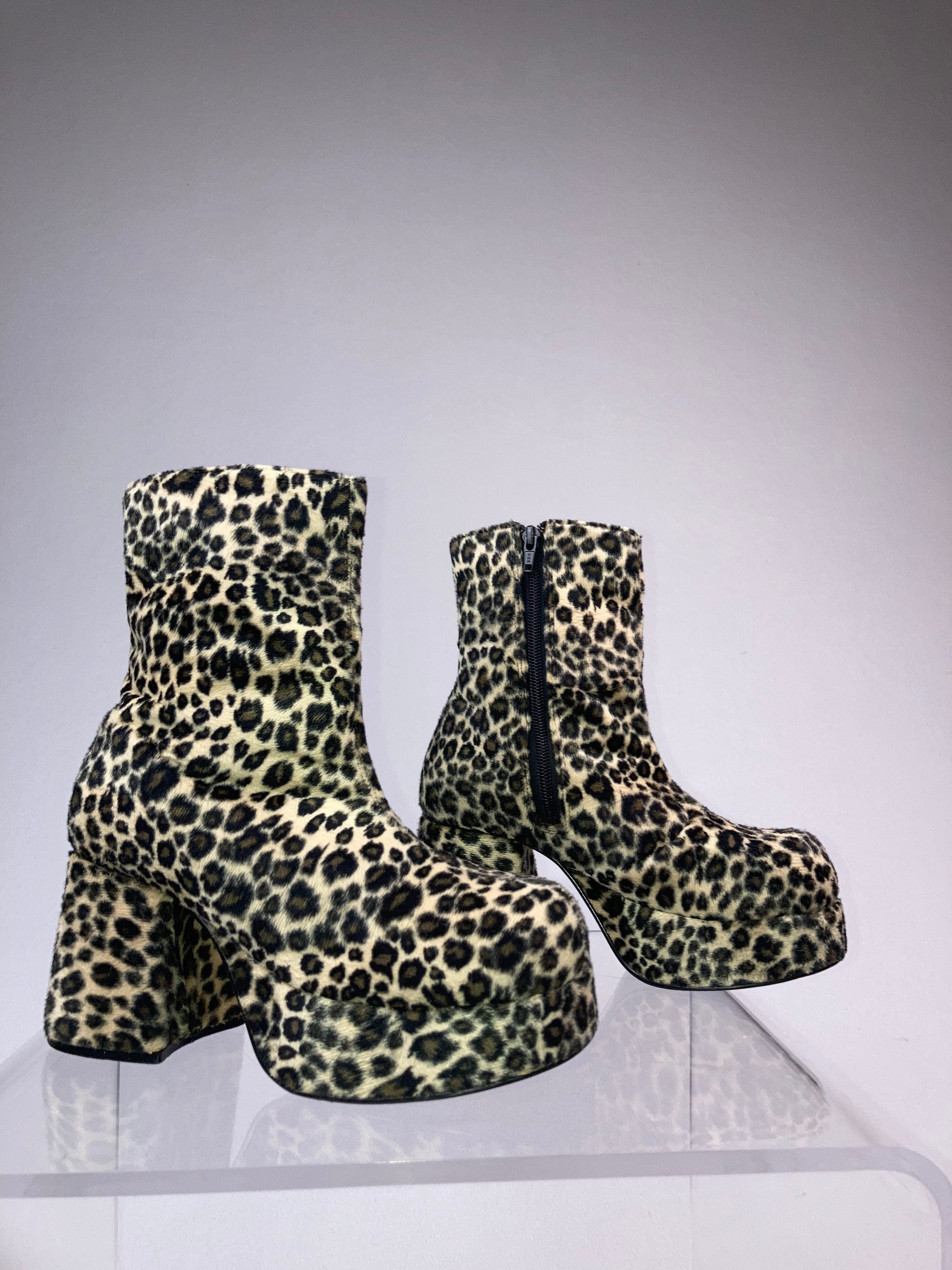 90s Vintage Fuzzy Leopard Print Chunky Heel Boots // 6.5