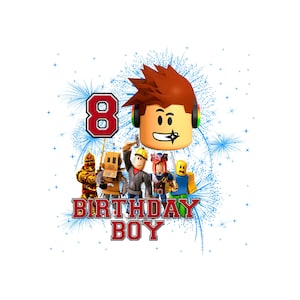 Könnte beinhalten: Ein weißer Hintergrund mit einer Grafik mit Roblox-Charakteren, der Zahl 8 und dem Text "BIRTHDAY BOY". Der Roblox-Charakter hat rotes Haar und Kopfhörer. Blaue Feuerwerke und Sterne umgeben die Charaktere.
