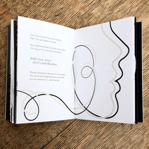K&ouml;nnte beinhalten: Ein offenes Buch mit Schwarzwei&szlig;illustrationen und Text, der lautet: "Not to the sensaid ear, but, more endrad Pipe to the spirit dities of no tone Fair youth, beneath the trees, ties canst not leave Thy song, not ever can those bres be lure Bold Lover, never, never canst thou kiss, Though winning near the goul-yet, do not grie She cannot fade, though thou hast me ty b&aacute;n For ever wilt thou love, and she be fair!"
