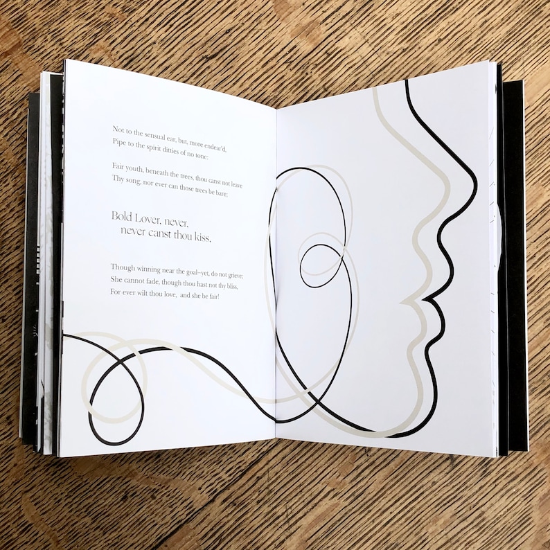 K&ouml;nnte beinhalten: Ein offenes Buch mit Schwarzwei&szlig;illustrationen und Text, der lautet: "Not to the sensaid ear, but, more endrad Pipe to the spirit dities of no tone Fair youth, beneath the trees, ties canst not leave Thy song, not ever can those bres be lure Bold Lover, never, never canst thou kiss, Though winning near the goul-yet, do not grie She cannot fade, though thou hast me ty b&aacute;n For ever wilt thou love, and she be fair!"
