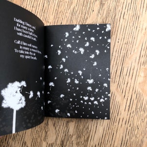 K&ouml;nnte beinhalten: Ein schwarz-wei&szlig;es Buch mit einem Gedicht &uuml;ber den Tod. Das Gedicht ist auf der linken Seite gedruckt, und die rechte Seite zeigt ein Muster aus wei&szlig;en L&ouml;wenzahnsamen auf schwarzem Hintergrund.