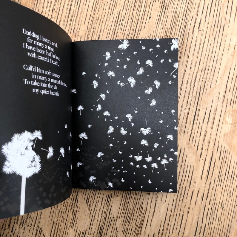 K&ouml;nnte beinhalten: Ein schwarz-wei&szlig;es Buch mit einem Gedicht &uuml;ber den Tod. Das Gedicht ist auf der linken Seite gedruckt, und die rechte Seite zeigt ein Muster aus wei&szlig;en L&ouml;wenzahnsamen auf schwarzem Hintergrund.