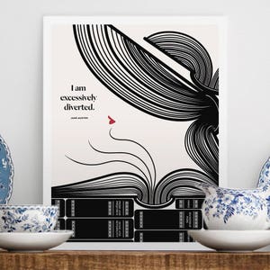 Puede incluir: Ilustraci&oacute;n en blanco y negro de la cara de una mujer con un labio rojo, emergiendo de una pila de libros. El texto "I am excessively diverted." y "JANE AUSTEN" est&aacute;n debajo de la imagen. Los t&iacute;tulos de los libros "PRIDE AND PREJUDICE", "SENSE AND SENSIBILITY", "EMMA" y "MANSFIELD PARK" son visibles en los lomos de los libros.