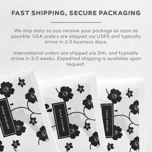 Puede incluir: Tres sobres blancos con dise&ntilde;os florales negros y el texto "OBVIOUS STATE" impreso en cada uno. El texto "FAST SHIPPING, SECURE PACKAGING" est&aacute; impreso en la parte superior de la imagen. El texto debajo dice: "Enviamos diariamente para que reciba su paquete lo antes posible. Los pedidos de EE. UU. se env&iacute;an a trav&eacute;s de USPS y generalmente llegan en 2-5 d&iacute;as h&aacute;biles. Los pedidos internacionales se env&iacute;an a trav&eacute;s de DHL y generalmente llegan en 2-3 semanas. El env&iacute;o acelerado est&aacute; disponible a pedido."