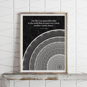 Puede incluir: Un dise&ntilde;o geom&eacute;trico en blanco y negro con c&iacute;rculos conc&eacute;ntricos. La cita "Nuestra vida es un aprendizaje de la verdad de que alrededor de cada c&iacute;rculo se puede dibujar otro." de Ralph Waldo Emerson est&aacute; impresa en el dise&ntilde;o.