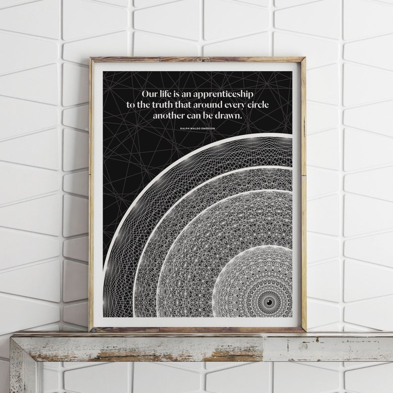 Puede incluir: Un dise&ntilde;o geom&eacute;trico en blanco y negro con c&iacute;rculos conc&eacute;ntricos. La cita "Nuestra vida es un aprendizaje de la verdad de que alrededor de cada c&iacute;rculo se puede dibujar otro." de Ralph Waldo Emerson est&aacute; impresa en el dise&ntilde;o.