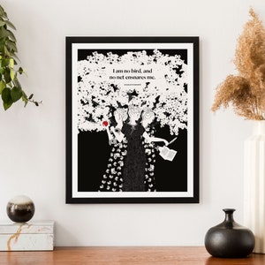 Op de afbeelding: Zwart-witte illustratie van drie vrouwen die in een boom met witte bloesems staan. De quote "Ik ben geen vogel, en geen net vangt me." van Charlotte Bront&euml; staat boven de vrouwen.