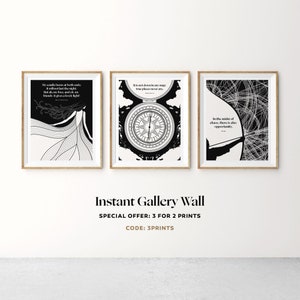 Op de afbeelding: Drie zwart-witte afdrukbare wandkunstprints met inspirerende citaten. De eerste print bevat een citaat over een kaars die aan beide kanten brandt. De tweede print bevat een kompas met het citaat "Het staat niet op kaarten, echte plekken bestaan niet." De derde print bevat een silhouet van een persoon met een boog en pijl met het citaat "Te midden van chaos is er ook kansen."