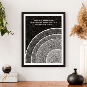 Puede incluir: Impresi&oacute;n geom&eacute;trica en blanco y negro con una cita de Ralph Waldo Emerson: "Nuestra vida es un aprendizaje de la verdad de que alrededor de cada c&iacute;rculo se puede dibujar otro."
