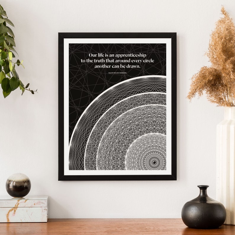 Puede incluir: Impresi&oacute;n geom&eacute;trica en blanco y negro con una cita de Ralph Waldo Emerson: "Nuestra vida es un aprendizaje de la verdad de que alrededor de cada c&iacute;rculo se puede dibujar otro."