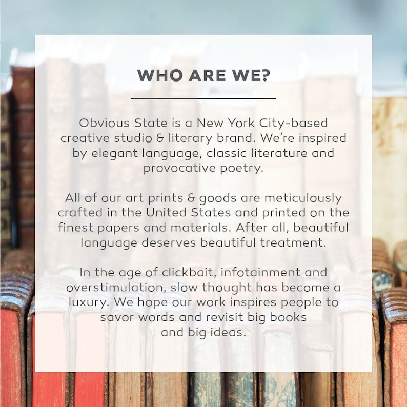Puede incluir: Una pila de libros antiguos con un recuadro de texto blanco superpuesto. El recuadro de texto dice "&iquest;Qui&eacute;nes somos?" y describe un estudio creativo y una marca literaria con sede en la ciudad de Nueva York. El texto dice que est&aacute;n inspirados por un lenguaje elegante, la literatura cl&aacute;sica y la poes&iacute;a provocativa. El texto tambi&eacute;n dice que sus impresiones de arte y productos est&aacute;n meticulosamente elaborados en los Estados Unidos e impresos en los mejores papeles y materiales. El texto concluye diciendo que un lenguaje hermoso merece un hermoso tratamiento.