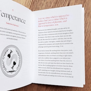 Op de afbeelding: Een open boek met zwarte tekst op wit papier. De pagina bespreekt de deugd van matigheid en hoe deze tegengesteld is aan de liefde voor plezier. De tekst bespreekt ook het belang van zelfbeheersing en matiging.