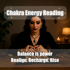 Op de afbeelding: Een vrouw in een zwarte top met een ketting en ringen, met de tekst "Chakra Energy Reading" en "Balance is power. Realign. Recharge. Rise."