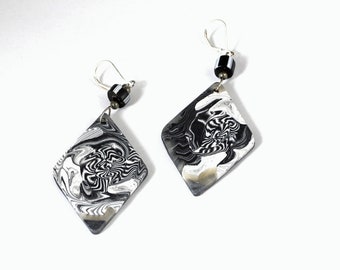 Pendientes colgantes de diamantes blancos y negros con forma de enredo zen