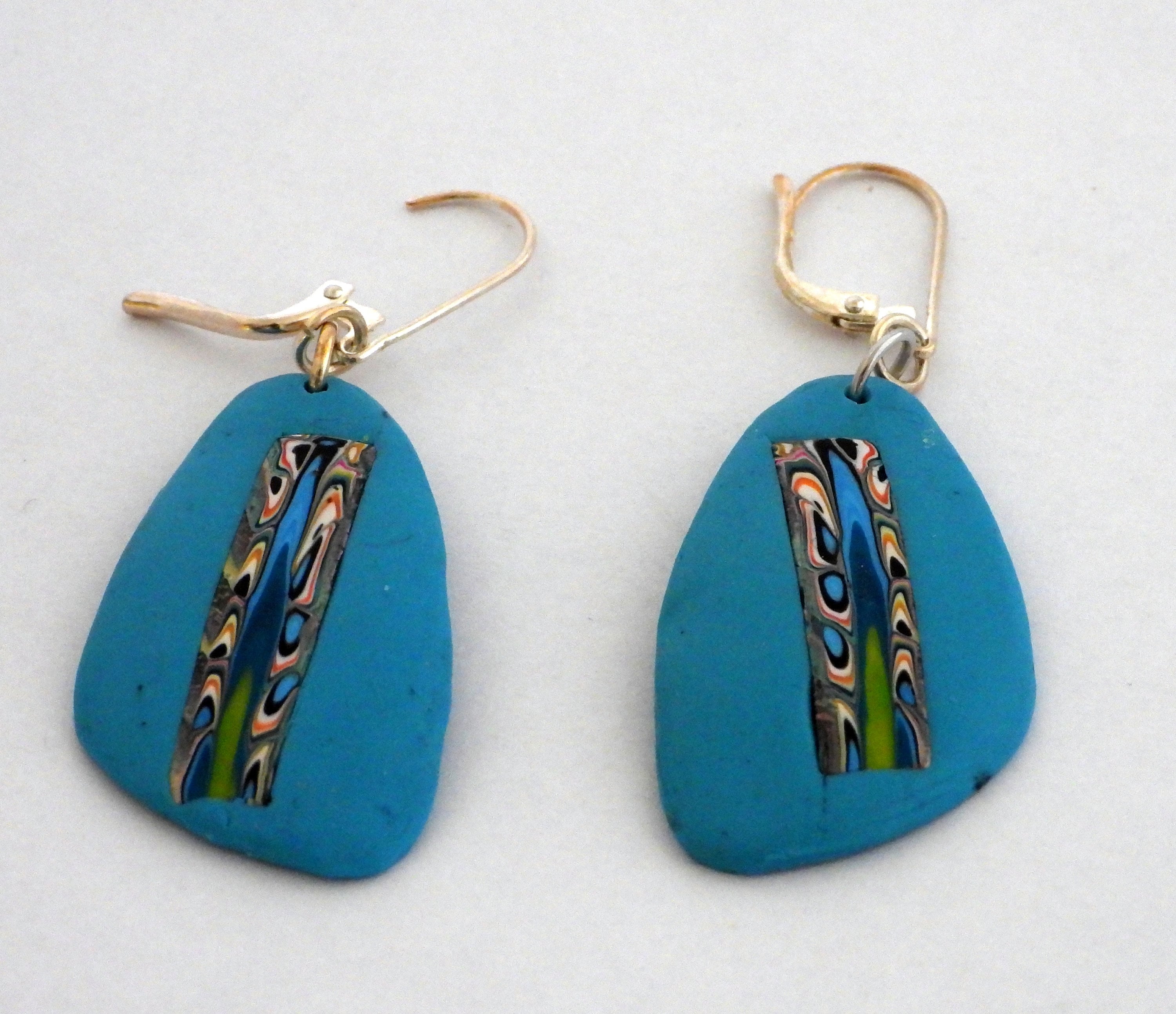 Turquoise hangoorbellen met meerkleurig patrooninzet