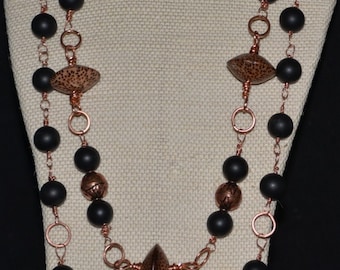 Collar de cadena larga de 2 hilos - Cuentas de cobre y negro envueltas en alambre en estilo boho