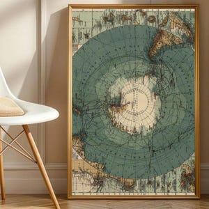 Può includere: Una mappa vintage incorniciata dell'Antartide, con un design circolare nei toni del verde acqua, beige e marrone. La mappa è racchiusa in una cornice dorata, che aggiunge un tocco classico. L'opera d'arte è un pezzo decorativo.