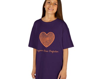 T-shirt sincère pour enfants - « Le progrès plutôt que la perfection », t-shirt pour jeunes, cadeau pour enfants, t-shirt mignon pour des occasions spéciales, vêtements pour enfants significatifs