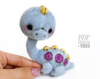 Patrón de costura en PDF de Brontosaurio, videotutorial para hacer un patrón de peluche DIY, patrón de dinosaurio Dino DIY fácil de seguir por TSminibears