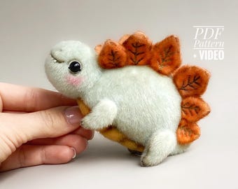 Patrón de costura en PDF de Stegosaurus, videotutorial para hacer un patrón de peluche DIY, patrón de dinosaurio Dino DIY fácil de seguir por TSminibears